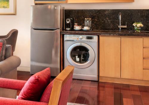 迪拜迪拜H酒店的厨房配有洗衣机