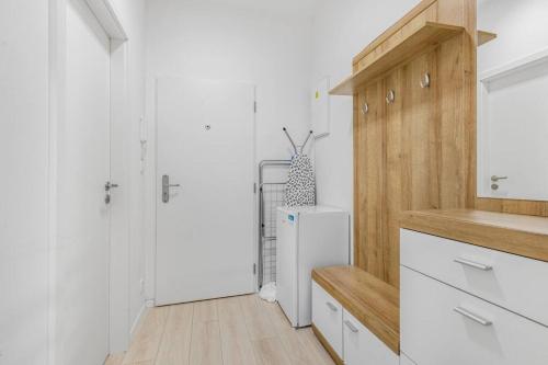 布拉格Apartment in Prague N1的厨房配有白色橱柜和冰箱。