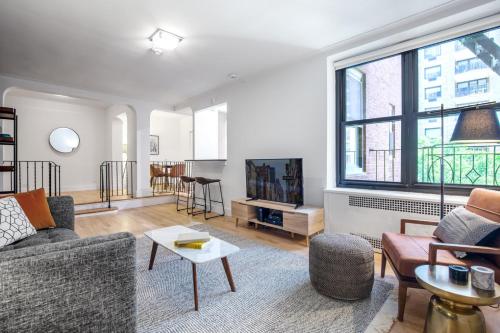 Upper W Side 1BR w Doorman nr Central Park NYC-288的休息区