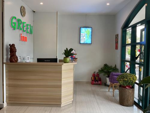富国Green Inn Phu Quoc Hotel的墙上有绿色标志的商店