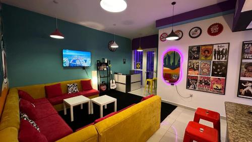 迪拜Papaya backpacker's的客厅配有沙发和桌子