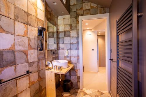 阿斯普罗蒙特的冈比亚Park Hotel Bellavista的一间带水槽和镜子的浴室