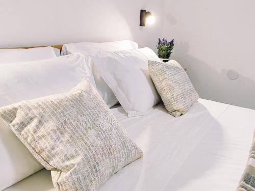 卡什泰拉Apartment Castellina的白色的床和白色枕头