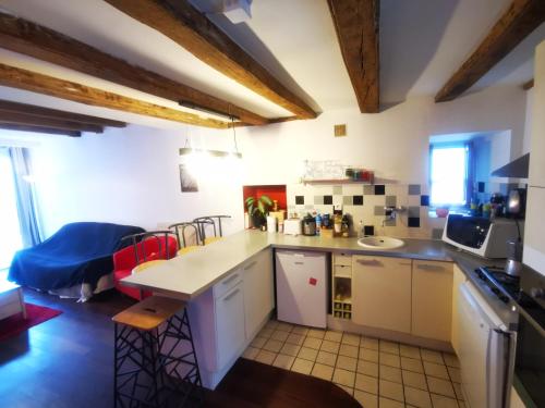 雷泽Trentemoult : Charmante grande maison avec vue sur Loire 105 m2的厨房配有白色橱柜和蓝色沙发