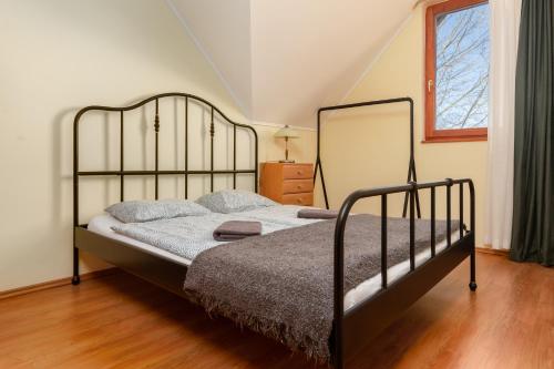 佐洛恰尼Thermal Valley Apartman - Batthyány Villapark的一间卧室配有一张带金属框架的床
