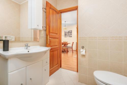 佐洛恰尼Thermal Valley Apartman - Batthyány Villapark的一间带水槽和卫生间的浴室