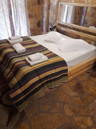 卡拉维塔Ζachlorou Mood的一张大床,上面有两条毛巾