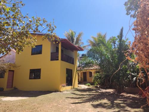 戈亚斯州上帕莱索Chalé da Selma I (Isaías)的前面有树木的黄色房子