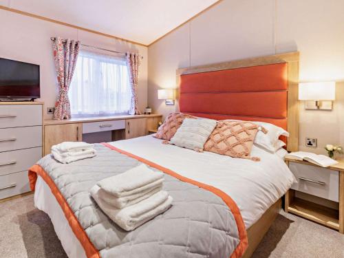 圣安德鲁斯2 Bed in St Andrews 90764的一间卧室配有一张大床和毛巾