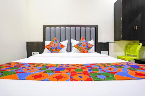 孟买FabExpress Gulshan Grand的床上有五颜六色的毯子