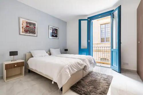 瓦莱塔Sea View Luxury Apartment Brand New in Valletta的一间卧室设有一张床和一个大窗户