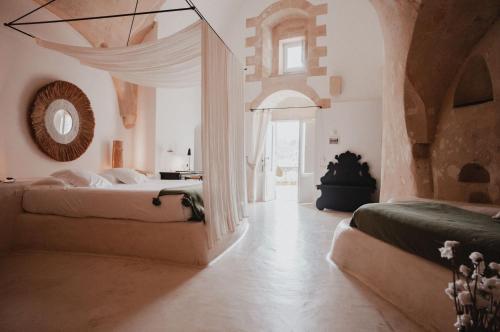 马泰拉Sant'Angelo, Matera的一间大卧室,配有两张床和镜子