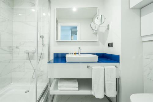 巴统ORBI CiTY-sea view aparthotel的白色的浴室设有水槽和淋浴。