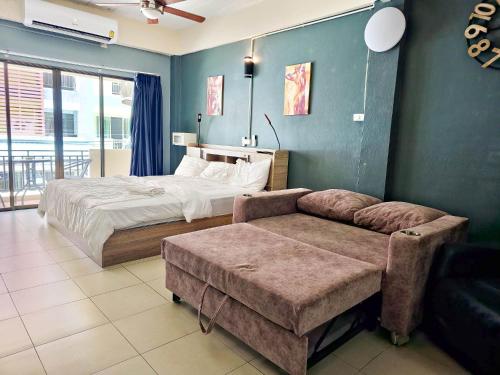 芭堤雅市中心新法兰德斯住宿加早餐旅馆的一间卧室配有一张床和一张沙发