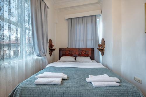 安塔利亚图利潘别墅酒店的一间卧室配有带毛巾的床