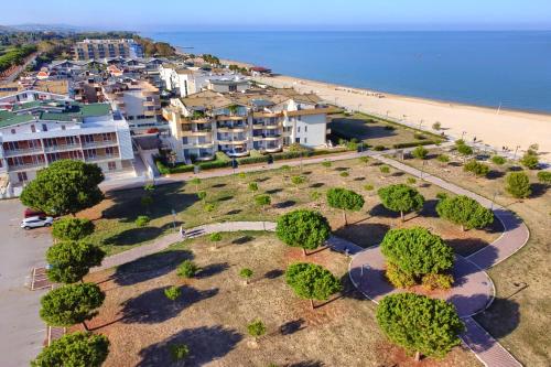 阿布鲁齐的罗塞托Mazzarosa Residence的海滩旁公园的空中景观