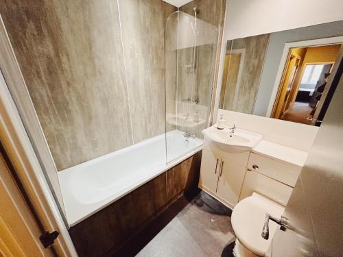 泰恩河畔纽卡斯尔3 Bedroom Apartment in the Heart of Newcastle - Modern - Sleeps 6的浴室配有卫生间、盥洗盆和淋浴。