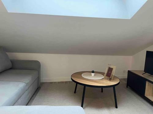 奥尔良Duplex Place du Martroi的客厅配有桌子和沙发
