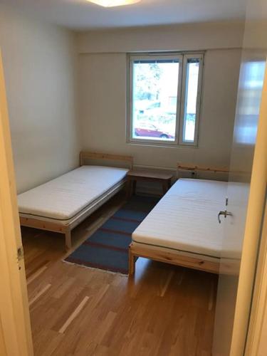 玛丽港BlåKlinten的小型客房 - 带2张床和窗户