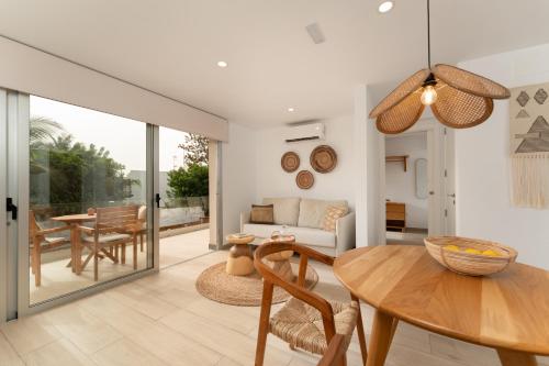圣阿古斯丁Mangata Gran Canaria - Adults Only的客厅配有桌子和沙发