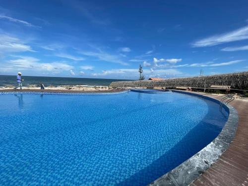嘎那角Tân Thành Resort的海滩旁的大型蓝色游泳池