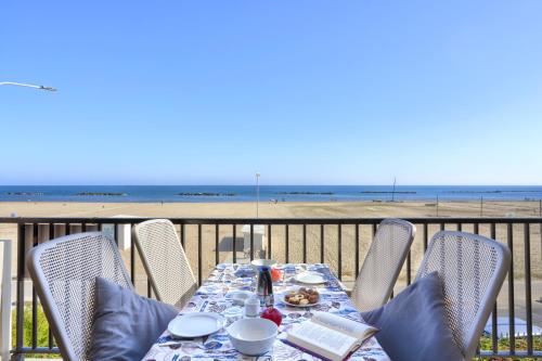 阿布鲁齐的罗塞托Mazzarosa Residence的海滩景阳台桌子