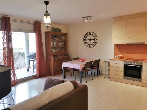 兰卡Apartament a les cales de Llançà en residència privada amb piscina的客厅配有沙发和桌椅