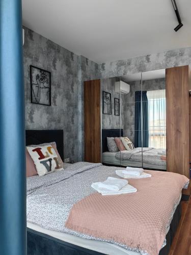 普罗夫迪夫Luxury Apartment/Studio的一间卧室配有两张床和镜子