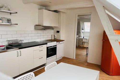 Lovely 1 room Apartment Aarhus C的厨房或小厨房