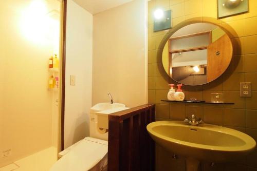 OnsensōOpen-air bath & Private hot-spring Villa in Hakone的一间带水槽、镜子和卫生间的浴室