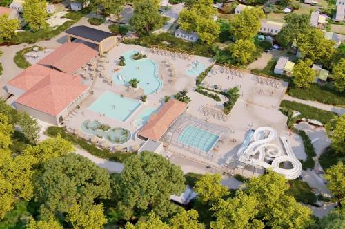 比斯卡罗斯Mobil home détente Biscarrosse的享有公园顶部的游泳池景致