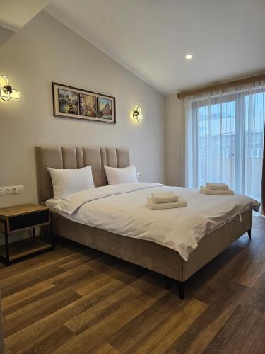 埃里温Hotel Avenue 30的一间卧室设有一张大床和一个窗户。
