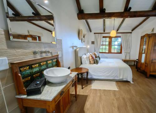蚝湾牡蛎湾小屋酒店的客房内的浴室设有床和水槽