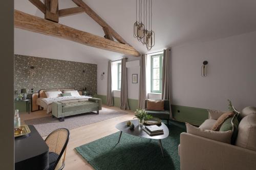 ChasselayDomaine de Bellescize的客厅配有床和沙发