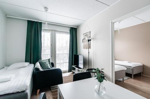 海门林纳SPOT Apartments Hämeenlinna的酒店客房配有一张床铺和一张桌子。