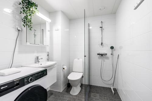 海门林纳SPOT Apartments Hämeenlinna的白色的浴室设有卫生间和淋浴。