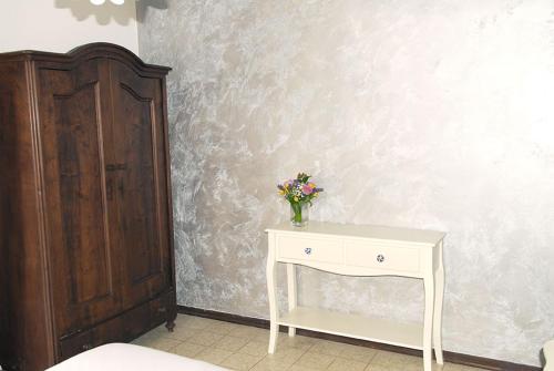 维亚雷焦Viareggio Seaside Apartment的一张白色的桌子,上面有花瓶