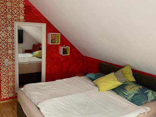 施皮尔贝格Schmuckes Einfamilienwohnhaus的红色墙壁的房间里一张床位