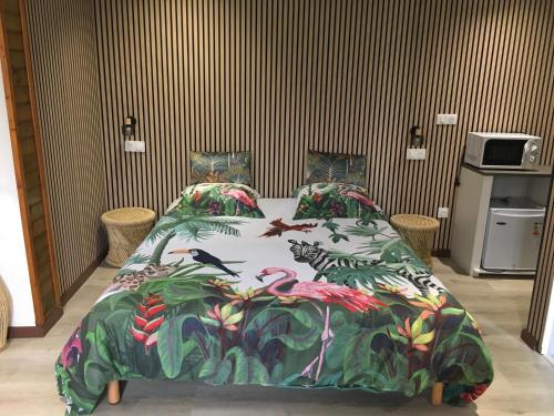 萨拉济Ti kaz Hoareau的一间卧室,配有鸟和植物床