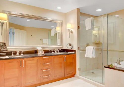 拉斯维加斯Luxury Studio With Balcony At Las Vegas的带淋浴、盥洗盆和镜子的浴室