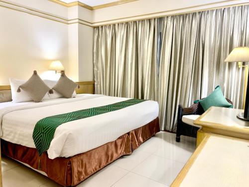 坤敬Kosa Hotel & Wellness Center -SHA Certified的酒店客房设有床和窗户。