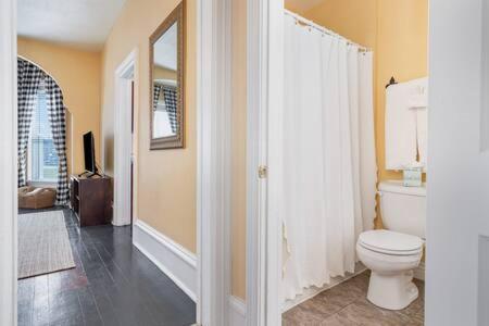 密歇根城Beautiful downstairs 1bed 1bth charmer- Pet Friendly的浴室设有白色的卫生间和镜子