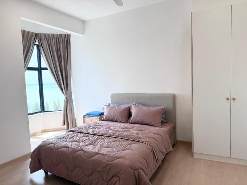 Tangga BatuSeaview 2 bedroom apartment Mutiara Beach Resort by ISRA的一间卧室设有一张床和一个大窗户