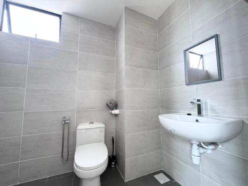 Tangga BatuSeaview 2 bedroom apartment Mutiara Beach Resort by ISRA的浴室配有白色卫生间和盥洗盆。