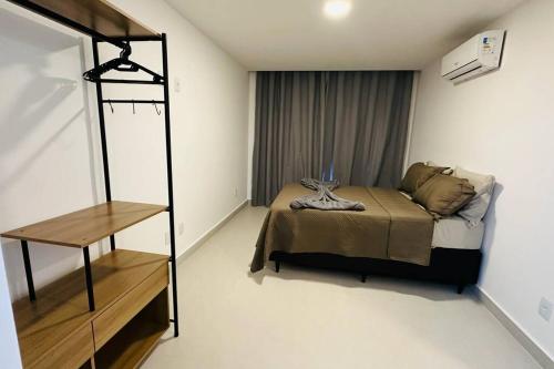 里约达欧特拉斯BlueCoast 205 Apartment的一间卧室,配有一张床和一个架子