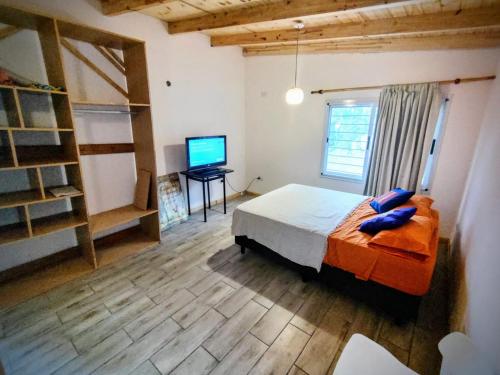 拉库布蕾Cedro Azul的一间卧室配有一张床和一台平面电视