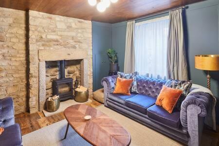 巴纳德城堡Host & Stay - Hecklers Cottage, Barnard Castle的带沙发和壁炉的客厅