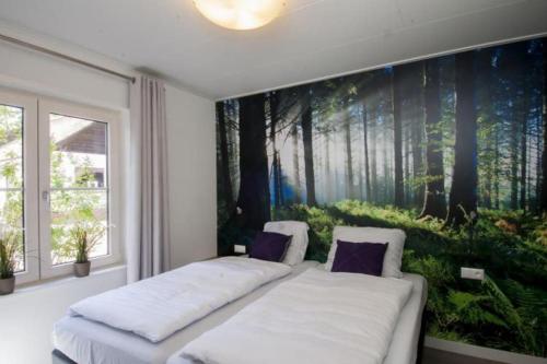 奥特罗Familiehuis De Erica - 12 p的一间卧室配有两张床,并画有树木