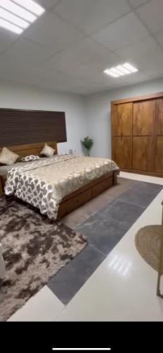Al Ḩamrānīyahاستراحة لازورد -Lazord rest的一间卧室配有一张大床和地毯。
