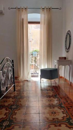 夏卡Casa Curu的客厅配有椅子和窗户